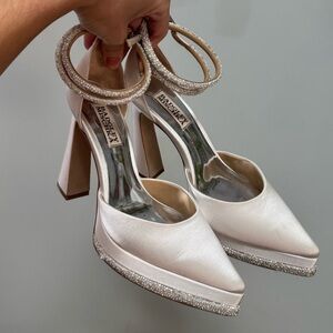 Badgley Mischka Womens Elaina Soft White Satin Heels